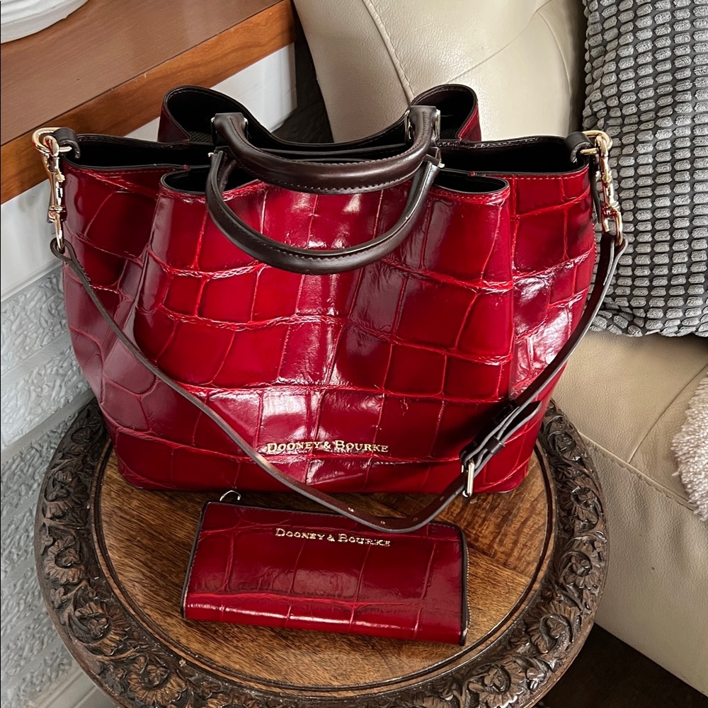 Dooney & Bourke Burgundy Red Croc-Embossed Large Denison Barlow Bag and Wallet - Picture 2 of 16